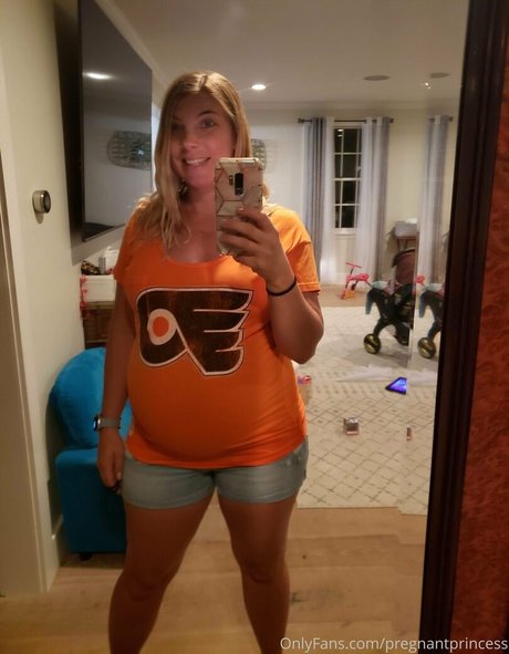 Naakte gelekte OnlyFans-foto van Pregnantprincess