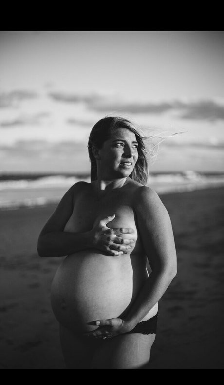 Naakte gelekte OnlyFans-foto van Pregnantprincess