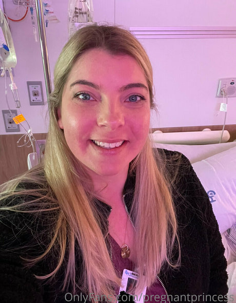 Naakte gelekte OnlyFans-foto van Pregnantprincess