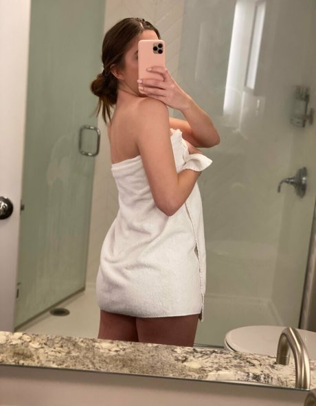 Naakte gelekte OnlyFans-foto van Twerkbot
