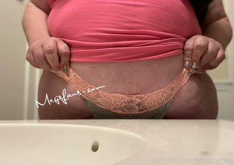 Naakte gelekte OnlyFans-foto van Bustymeg