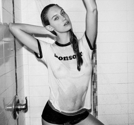 Naakte gelekte OnlyFans-foto van Caroline Lowe