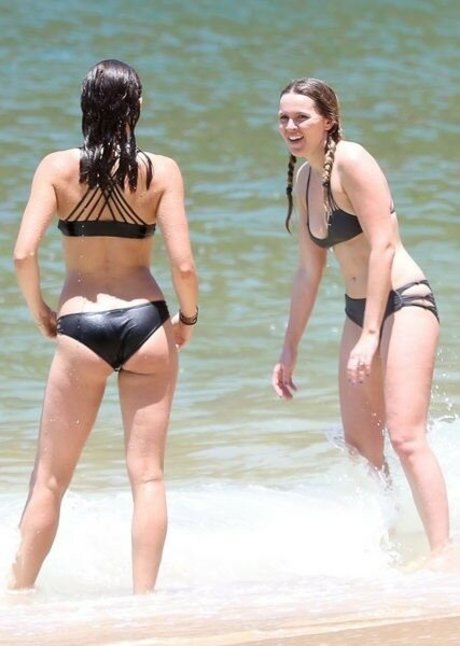 Naakte gelekte OnlyFans-foto van Troian Bellisario