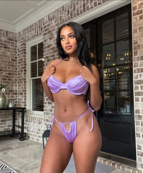 Naakte gelekte OnlyFans-foto van Jonica Keating