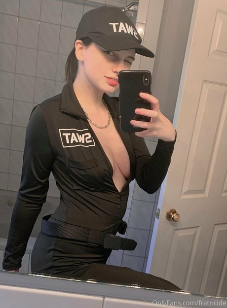 Naakte gelekte OnlyFans-foto van Fratricide