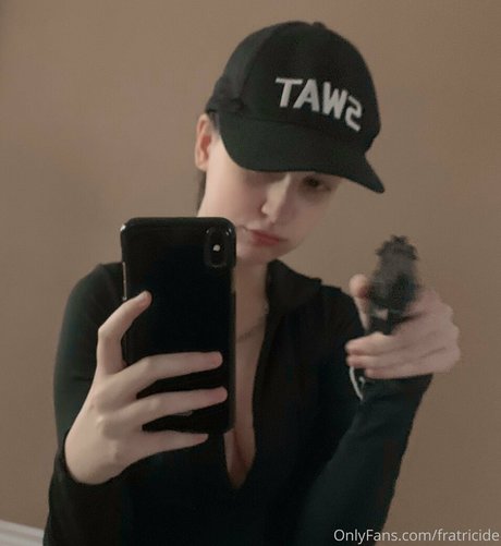 Naakte gelekte OnlyFans-foto van Fratricide