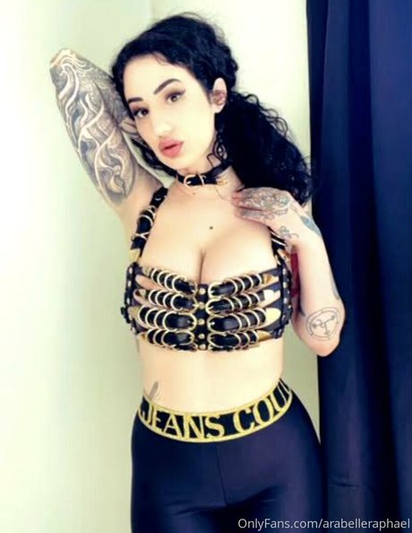 Naakte gelekte OnlyFans-foto van Arabelleraphael