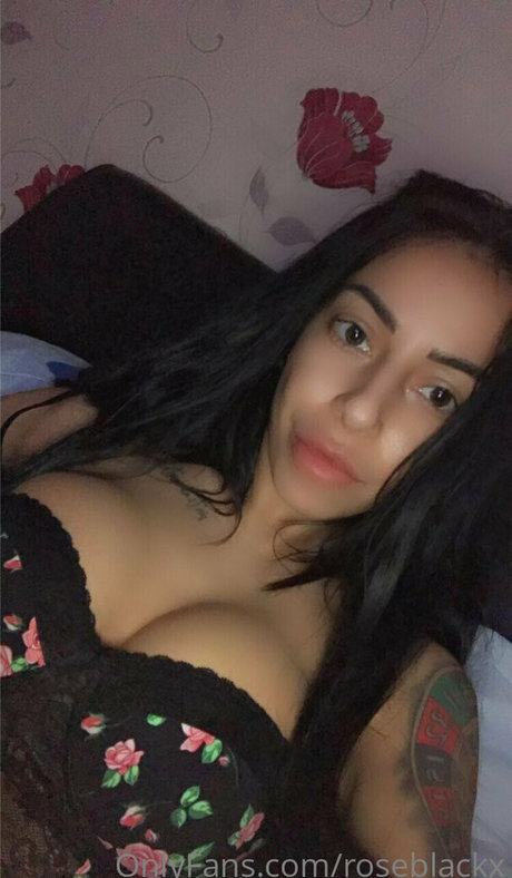 Naakte gelekte OnlyFans-foto van Roseblackx