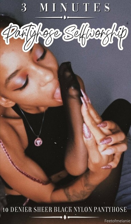 Naakte gelekte OnlyFans-foto van Feetofmelanie