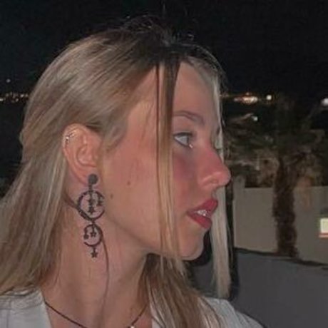 Naakte gelekte OnlyFans-foto van Elena Lagou