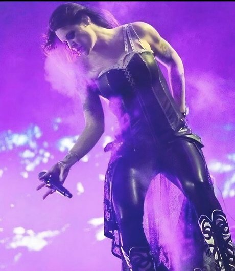 Naakte gelekte OnlyFans-foto van Floor Jansen