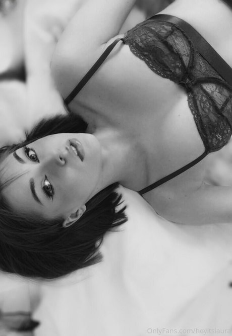 Naakte gelekte OnlyFans-foto van Heyitslaura