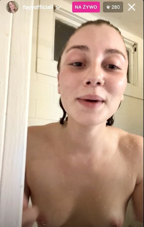 Naakte gelekte OnlyFans-foto van Fayofficial