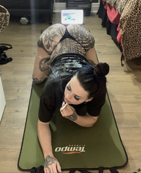 Naakte gelekte OnlyFans-foto van Trashkitt3n