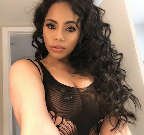 Naakte gelekte OnlyFans-foto van Strella Katt