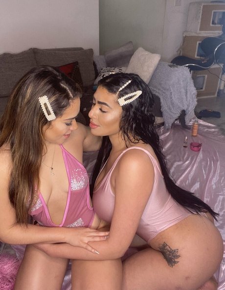 Naakte gelekte OnlyFans-foto van Playgirlcarli18