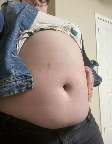 Naakte gelekte OnlyFans-foto van Tummygrow