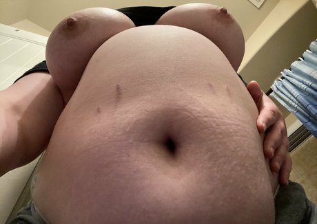 Naakte gelekte OnlyFans-foto van Tummygrow