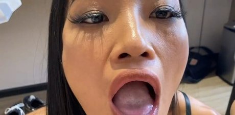 Naakte gelekte OnlyFans-foto van Far Thai