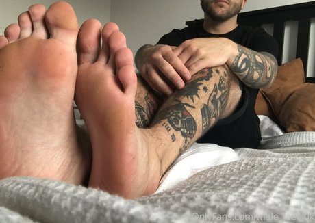 Naakte gelekte OnlyFans-foto van Malefeetuk