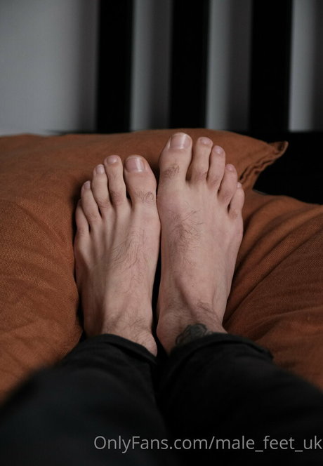Male_feet_uk