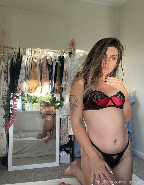 Naakte gelekte OnlyFans-foto van Clitriinee2