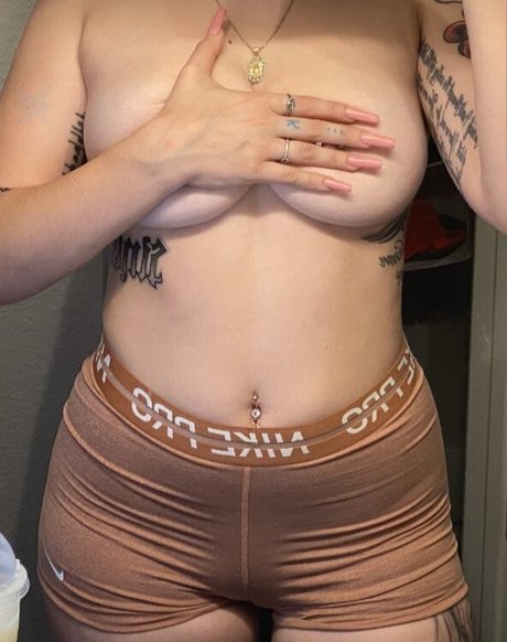 Naakte gelekte OnlyFans-foto van Baddestmami19