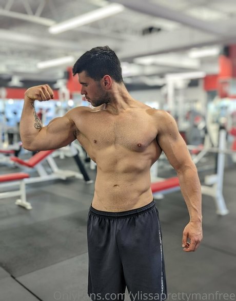 Naakte gelekte OnlyFans-foto van Ylissaprettymanfree
