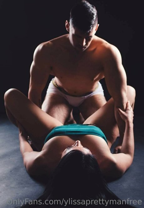 Naakte gelekte OnlyFans-foto van Ylissaprettymanfree