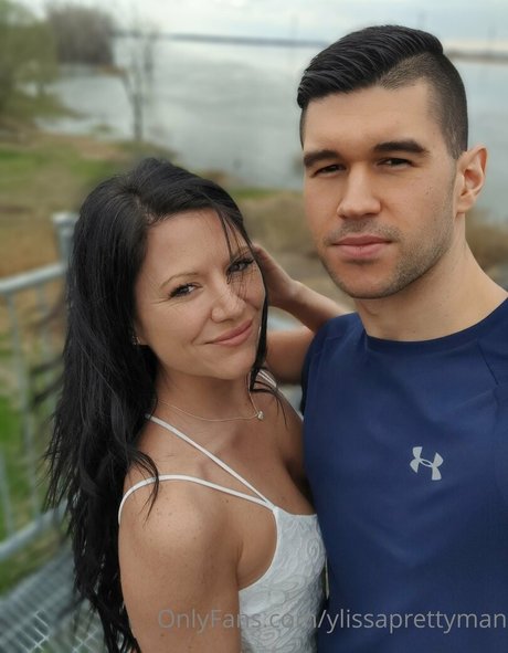 Naakte gelekte OnlyFans-foto van Ylissaprettymanfree