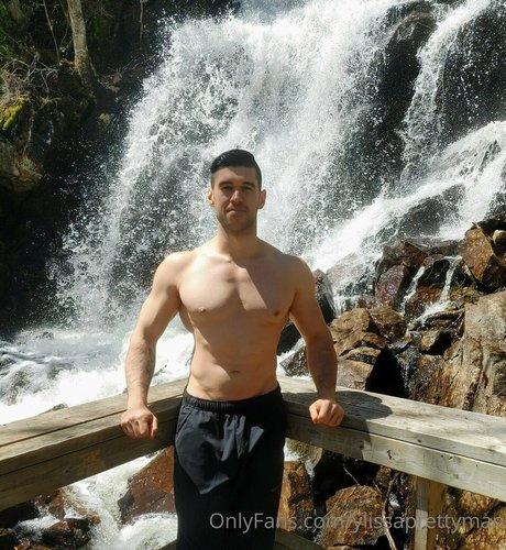 Naakte gelekte OnlyFans-foto van Ylissaprettymanfree