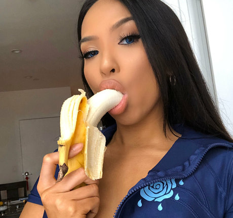 Naakte gelekte OnlyFans-foto van Iconica