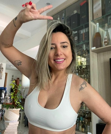 Naakte gelekte OnlyFans-foto van Carol Bernardi
