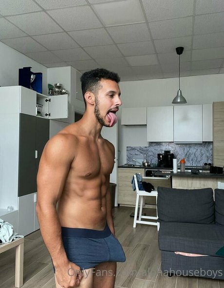 Naakte gelekte OnlyFans-foto van Alphahouseboys
