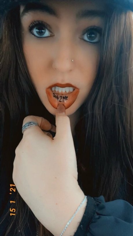 Naakte gelekte OnlyFans-foto van Yourfavbustybrat