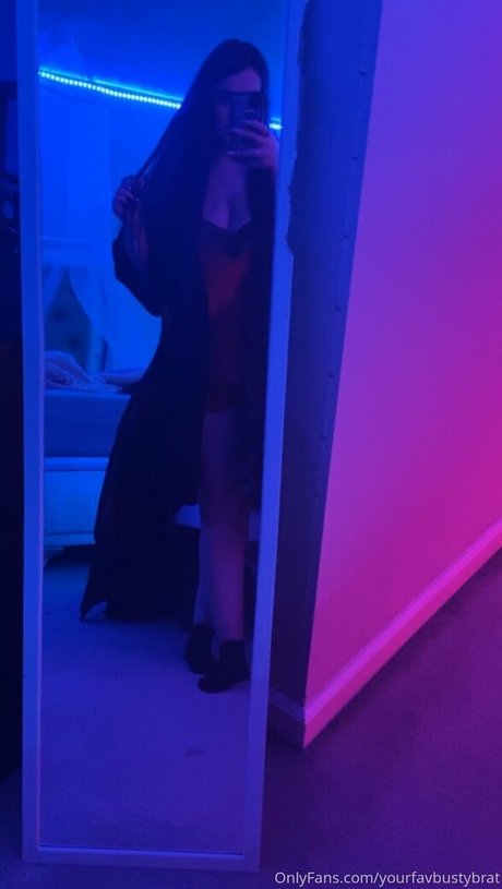 Naakte gelekte OnlyFans-foto van Yourfavbustybrat