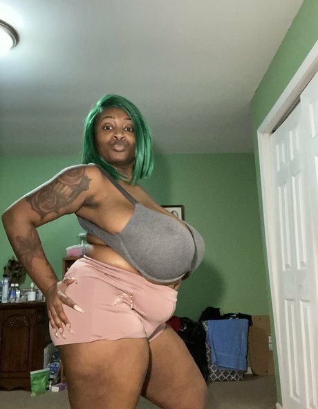 Naakte gelekte OnlyFans-foto van Famousstarkmarie