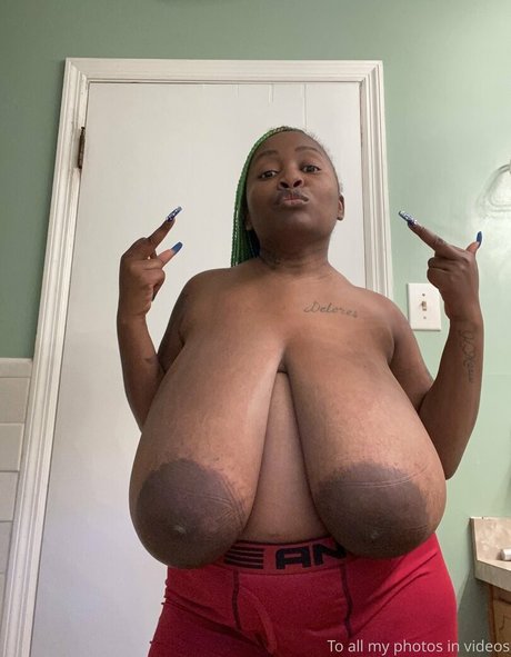 Naakte gelekte OnlyFans-foto van Famousstarkmarie