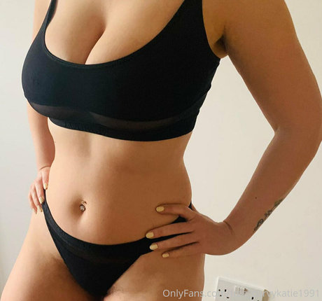 Naakte gelekte OnlyFans-foto van Freecurvykatie1991