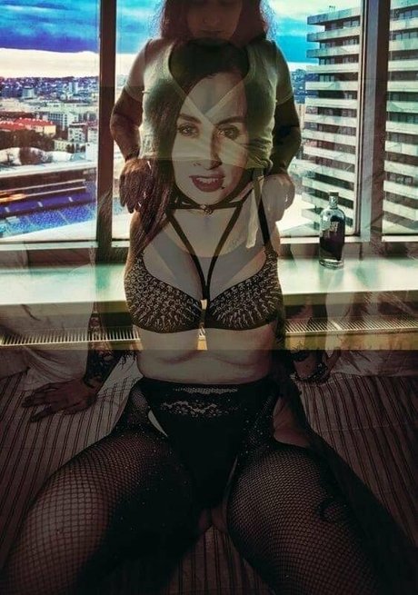 Naakte gelekte OnlyFans-foto van Ilouisekari