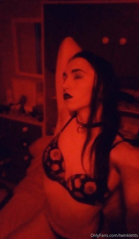 Naakte gelekte OnlyFans-foto van Twinkletits