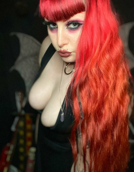 Naakte gelekte OnlyFans-foto van Lunarmoonwitch13
