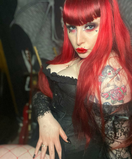 Naakte gelekte OnlyFans-foto van Lunarmoonwitch13