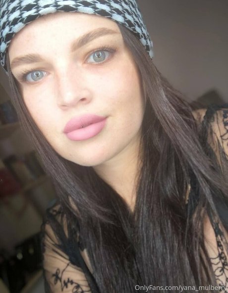 Naakte gelekte OnlyFans-foto van Yanamulberry