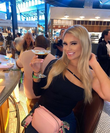 Naakte gelekte OnlyFans-foto van Avery Trail