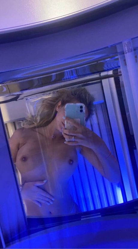 Naakte gelekte OnlyFans-foto van Avery Trail