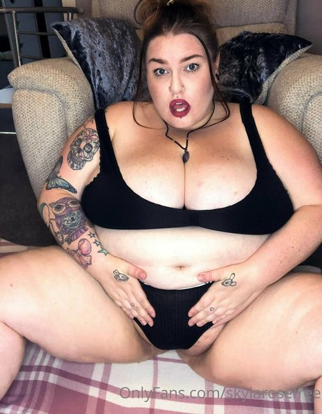 Naakte gelekte OnlyFans-foto van Skylarosefree