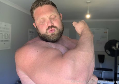 Naakte gelekte OnlyFans-foto van Hugeandhung