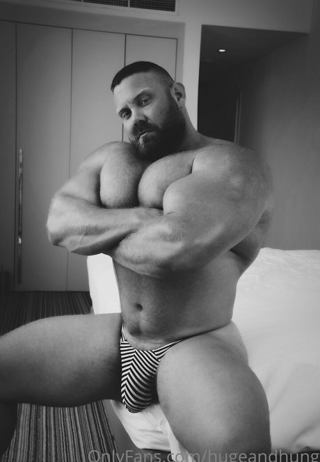 Naakte gelekte OnlyFans-foto van Hugeandhung