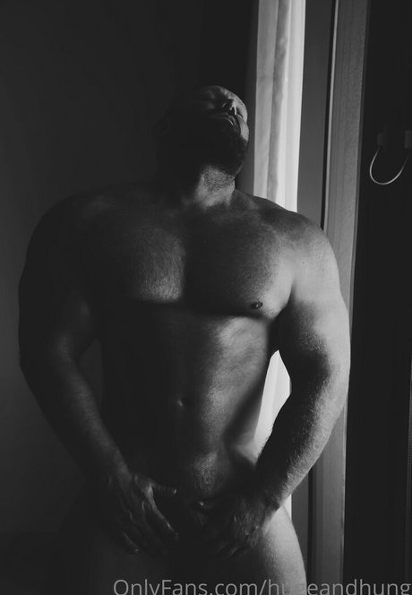 Naakte gelekte OnlyFans-foto van Hugeandhung